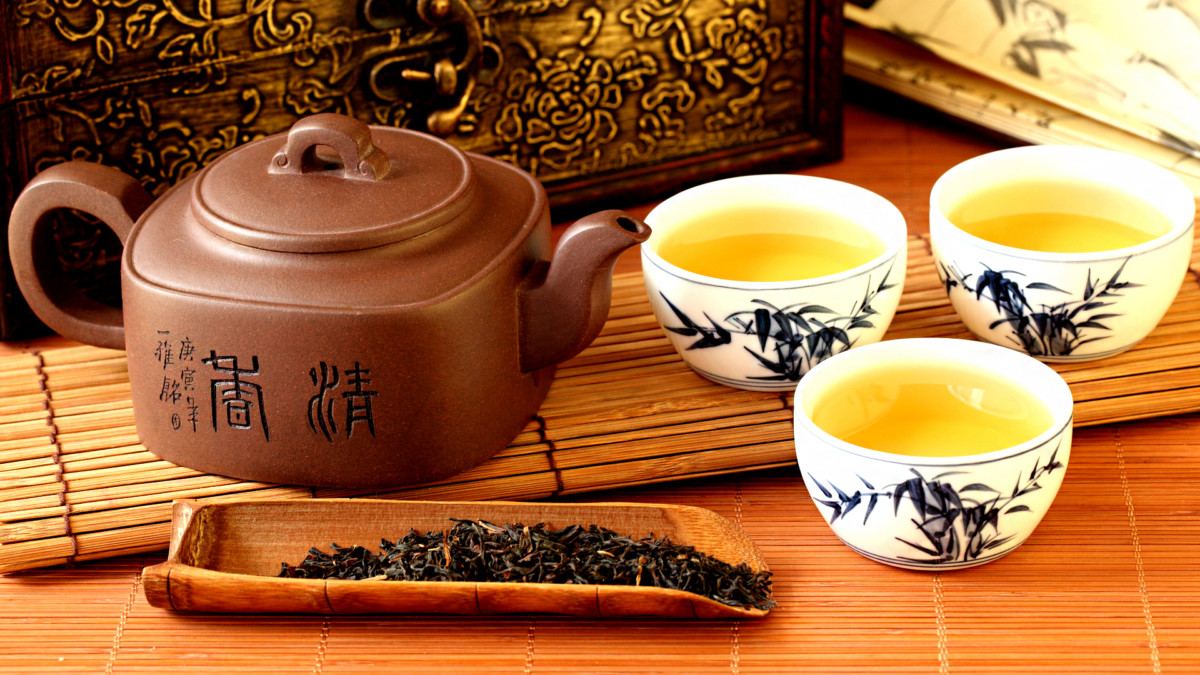 La historia del té desde las primeras plantaciones hasta la producción moderna